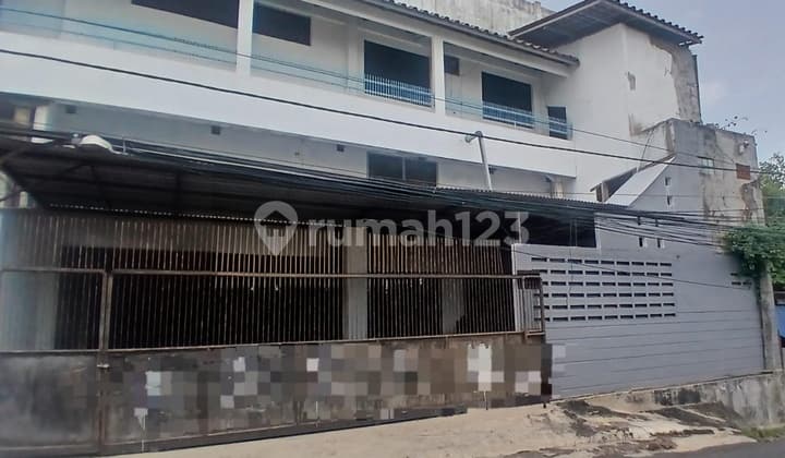 Sports Building, Suitable for Ready-to-Use Warehouse, in Jatinegara Subdistrict