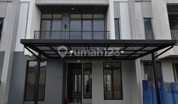Disewakan Rumah Paramount Petals 4 Kamar Tidur 2 Lantai Jalan Depan Luas. Harga Masih Bisa Nego