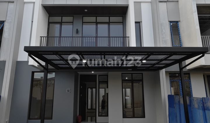 Disewakan Rumah Paramount Petals 4 Kamar Tidur 2 Lantai Jalan Depan Luas. Harga Masih bisa Nego