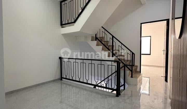 Dijual Rumah Bagus Di Tanjung Duren 3 Lantai 5 Kamar Tidur, Rapi, Siap Huni, Lokasi Strategis, Dapatkan Banyak Promonya Jika Beli Sekarang