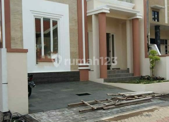 FOR SALE/RENT HOUSE INTERNATIONAL VILLAGE BLOCK B, CITRALAND, PRIME LOCATION IN WEST SURABAYA