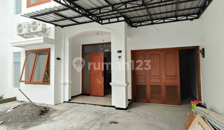 DIJUAL/DISEWAKAN RUMAH 2LT DI DUKUH KUPANG TIMUR
