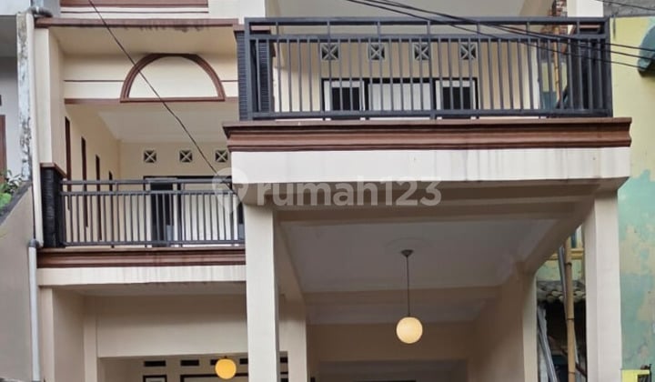 Rumah Siap Huni 3 Lantai Griya Indah Dekat Akses Tol