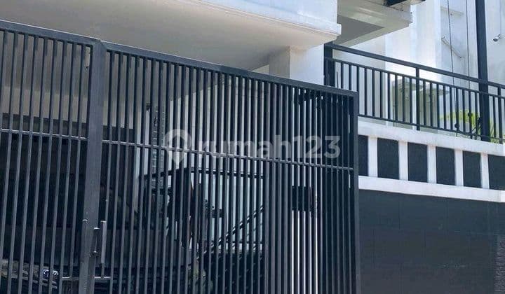 Rumah Mewah 3 Lantai Siap Huni Strategis