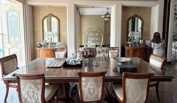 Dijual Rumah Mewah di Graha Family