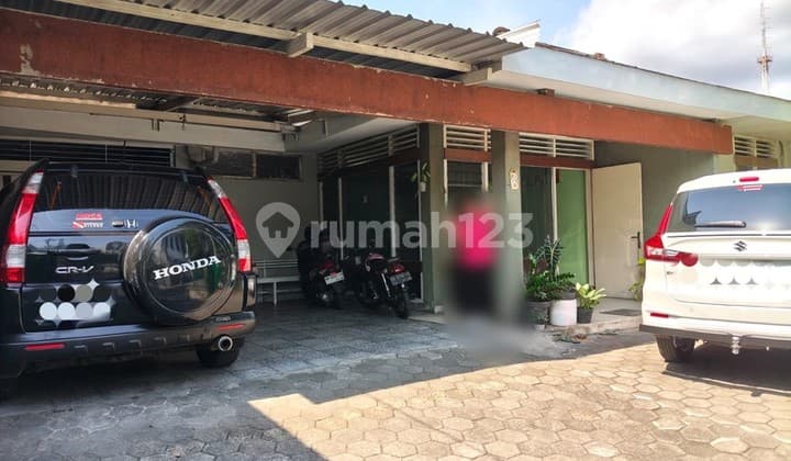 Rumah Strategis 9 Kamar Tidur di Pusat Kota Yogyakarta , Cocok untuk Kost atau Hunian Besar