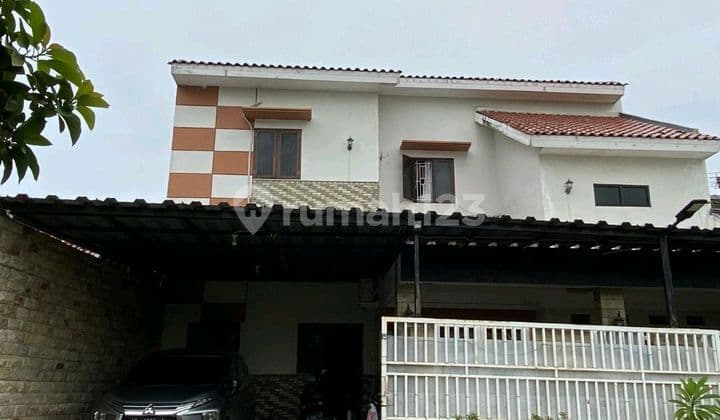 Two-Story House with Spacious Garage and Carport in Muktiharjo
