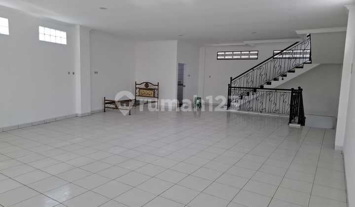 For Rent: Newly Renovated Attached Shop House, Strategic Location by the Roadside. Rare Find, Suitable for Cafe, Culinary, Expedition, Office, etc.