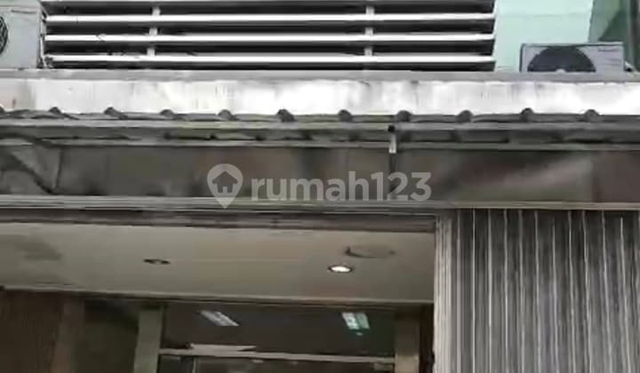 Disewakan Ruko 3 Lantai Dekat Jalan Raya Area Strategis Rapi, Bersih, Siap Huni