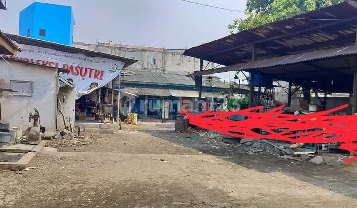 Land for Sale with Workshop, Located by the Roadside