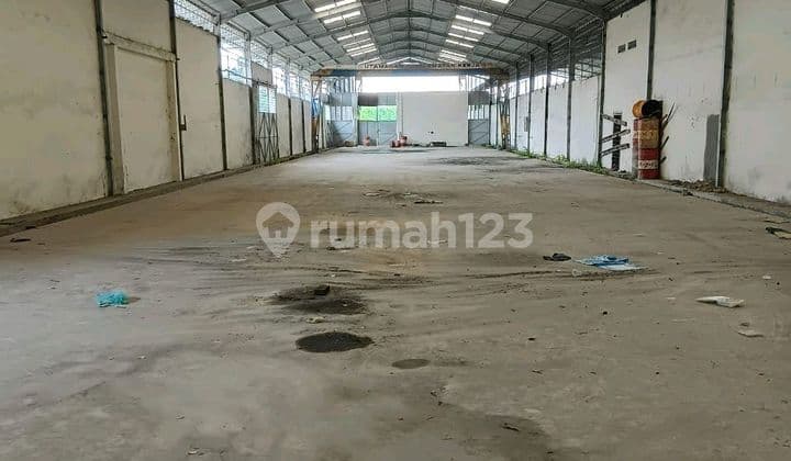 Gudang Dengan Lahan Luas