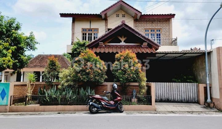 Rumah Mewah Estetik 2Lt Dekat Ihs Jl Adi Sucipto Solo