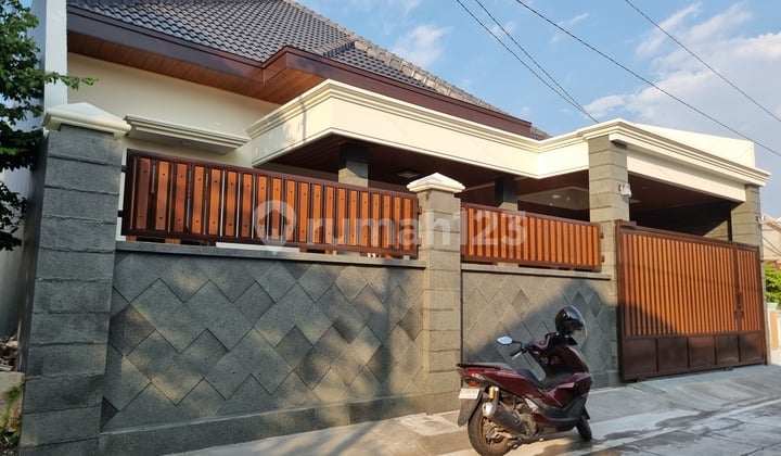 Rumah Mewah 280m2 Garasi 4 Banjarsari Solo Kota
