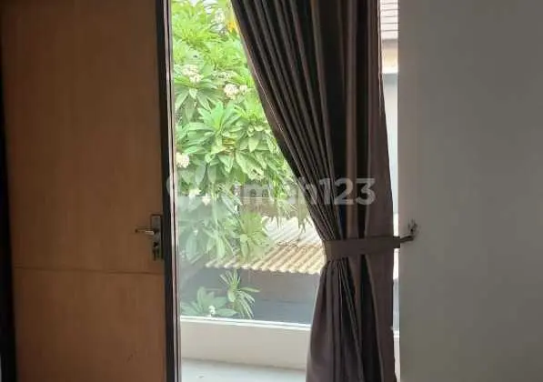 Hot Properti : Rumah 2 Lantai Selesai Renov di Bintaro Sektor 1 ( Jak Sel ) Dekat Masjid Sektor 1 Bonus Kitchen Set, 3 Unit A C, Asuransi