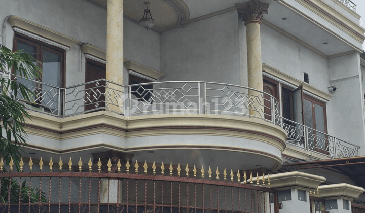 Rumah Mewah di Perumahan Permata Buana