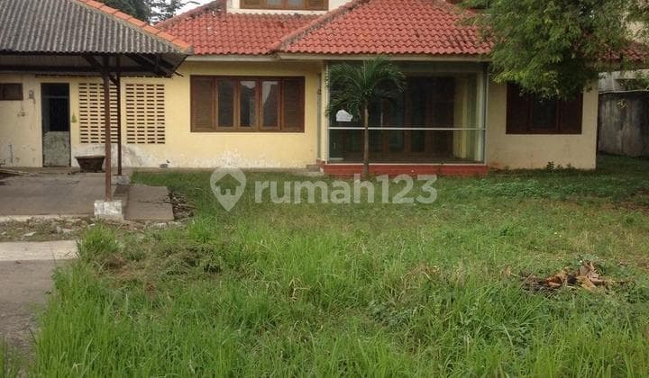 Rumah dengan Tanah Luas Letak Strategis di Kebon Jeruk Raya, Jakarta Barat