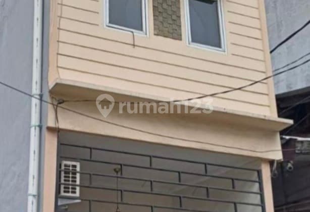 City-center residence, 3 floors, ready to occupy, located on Jl. Kartini, Sawah Besar, fits 2 cars side by side.