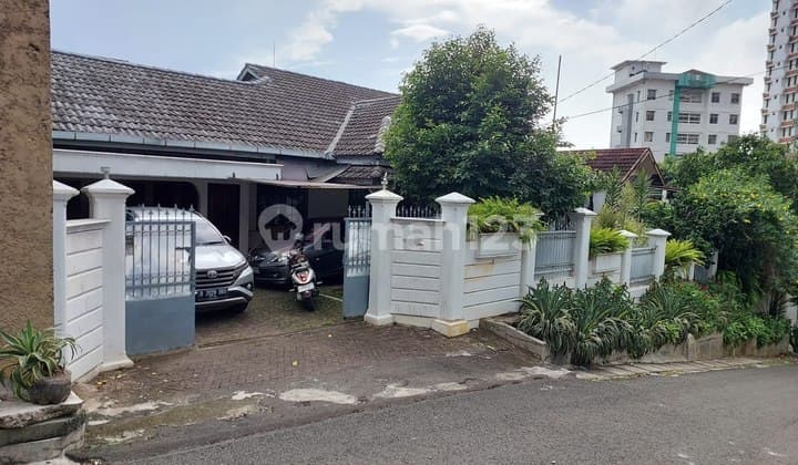 Rumah Pekarangan Luas di Mampang Prapatan Jakarta Selatan