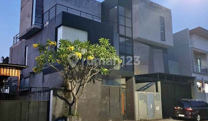 Rumah Modern 3 Lt ada Kolam Renang di Medoho Gajah View Masjid Agung dan Gunung Ungaran Gayamsari