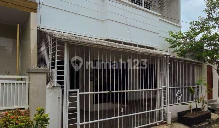 Klampis Semolo Timur Well-Maintained Clean House Near School, Shopping Places, Mall, Campus