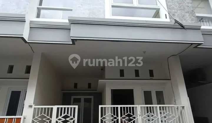 Rumah Ploso Timur Dekat Kampus dan Perbelanjaan, Baru, Bahan Galvalum dan Aluminium