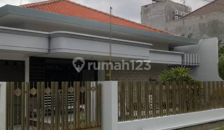 Well-Maintained Manyar Tirtoasri House with Backyard Garden