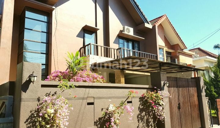 For Sale: House in Suwung Denpasar, a residential area with a safe, comfortable environment and strategic location. Close to the highway, airport, beach, mall, cafes/restaurants, bank, hospital. Features guest parking facilities with capacity for approximately 8 - 12 cars.