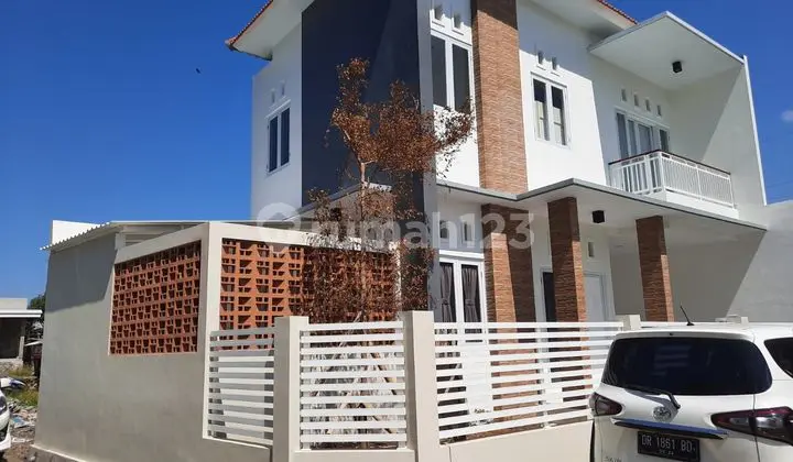 Translation: For Sale: House in Sanur Location, Near the Harbor Beach