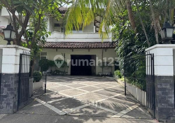 Dijual Rumah Mewah Dengan Swimming Pool - Jakarta Selatan