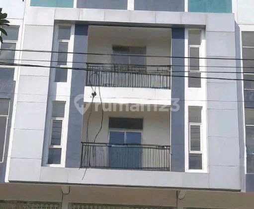 Strategic Lontar Shophouse Suitable for Commercial Use Strategic Lontar Shophouse Suitable for Commercial Use