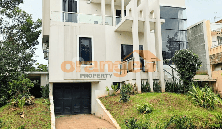 Di Jual Rumah Mewah 3 Lantai Hook di Legenda Wisata Cibubur