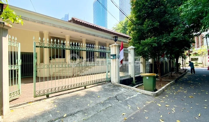 Price Below NJOP! Old House in Mega Kuningan