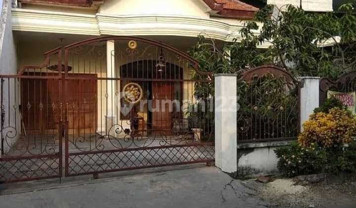 Rumah 2 Lantai Lokasi Strategis Siap Huni Di Manukan Madya