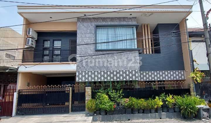 Rumah Cantik 3 Lantai Dikawasan Dukuh Kupang Barat