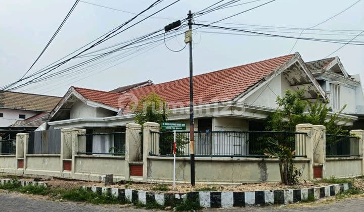 Hook House in the Dukuh Kupang Barat Area, Surabaya