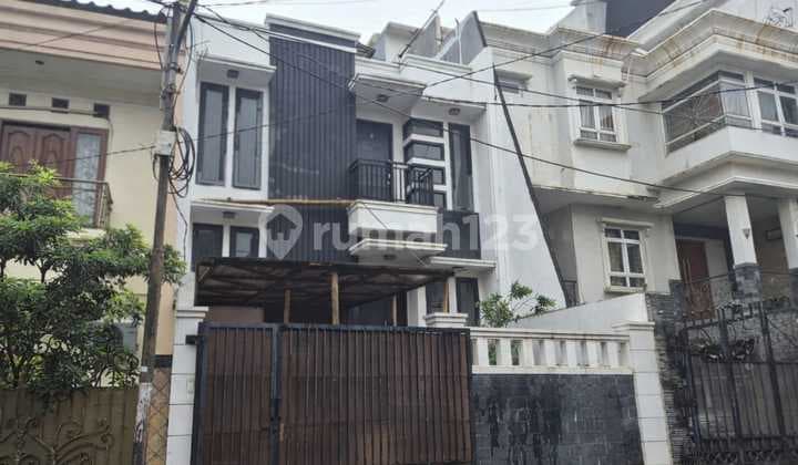 Rental House Tebet Barat - Access for 3 Cars - 4+1 Bedrooms - 250 M² Building Area