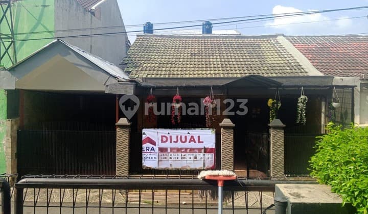 Large House for Sale, Ready to Live In, Safe and Strategic in Pondok Kopi, East Jakarta.