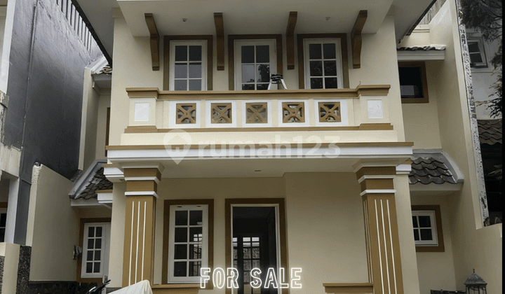 Rumah Depan Taman di Legenda Wisata Cibubur di Legenda Wisata