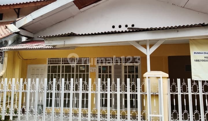 Rent a Comfortable and Cool House in Tebet Timur Dalam, South Jakarta