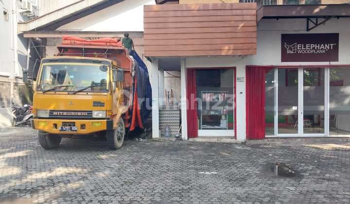 Disewa Gudang Luas Pinggir Jl Raya di Ciouta Kebayiran Lama Jakarta Selatan.