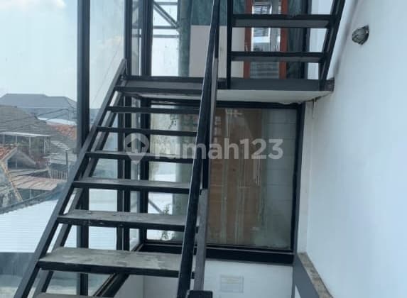 Rumah Kost di Tebet! Lokasi Strategis, Dekat dengan Kantor dan Kampus. Pondokkan Mahasiswa atau Pekerja, Yuk! Hubungi Kami untuk Info Lebih Lanjut!