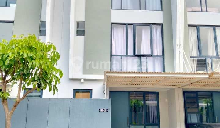Disewakan Rumah Siap Huni 3 Lantai Royal Residence