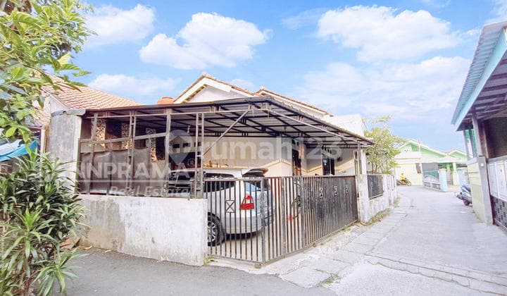 Exclusive Hook House with Inner Garden & Maximum Air Circulation - Pitara, Depok