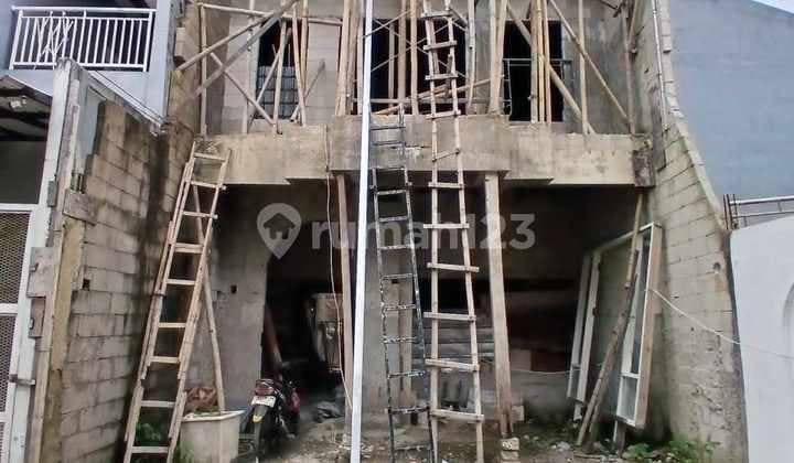 Luxury House With Private Pool di Tanah Baru Depok - Hanya 5 Menit ke Tol Desari!