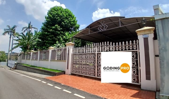 Rumah Kolam Renang di Bambu Apus Cipayung Jakarta Timur