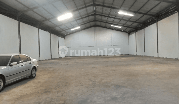 Gudang Poros Jalan Provinsi Dekat Bandara