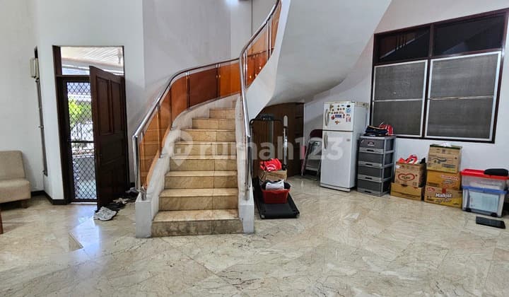 Rumah Cantik Nyaman dan Strategis di Kawasan Elite Intercon - Jakarta Barat