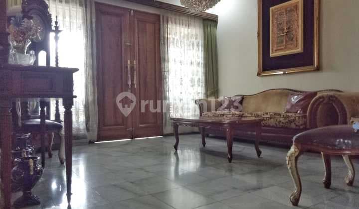 Rumah Bagus Posisi Hook View Taman Lokasi Seberang Jalan Raya di Jati Padang - Jakarta Selatan