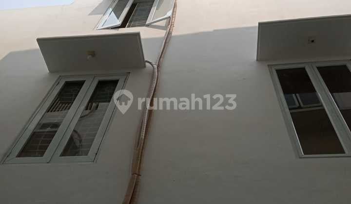Dijual Rumah 3 Lantai Lokasi Strategis Senen Jakarta Pusat