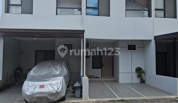 Rumah 3 Lantai (rooftop), Dalam Cluster Exlusive Strategis, Shm